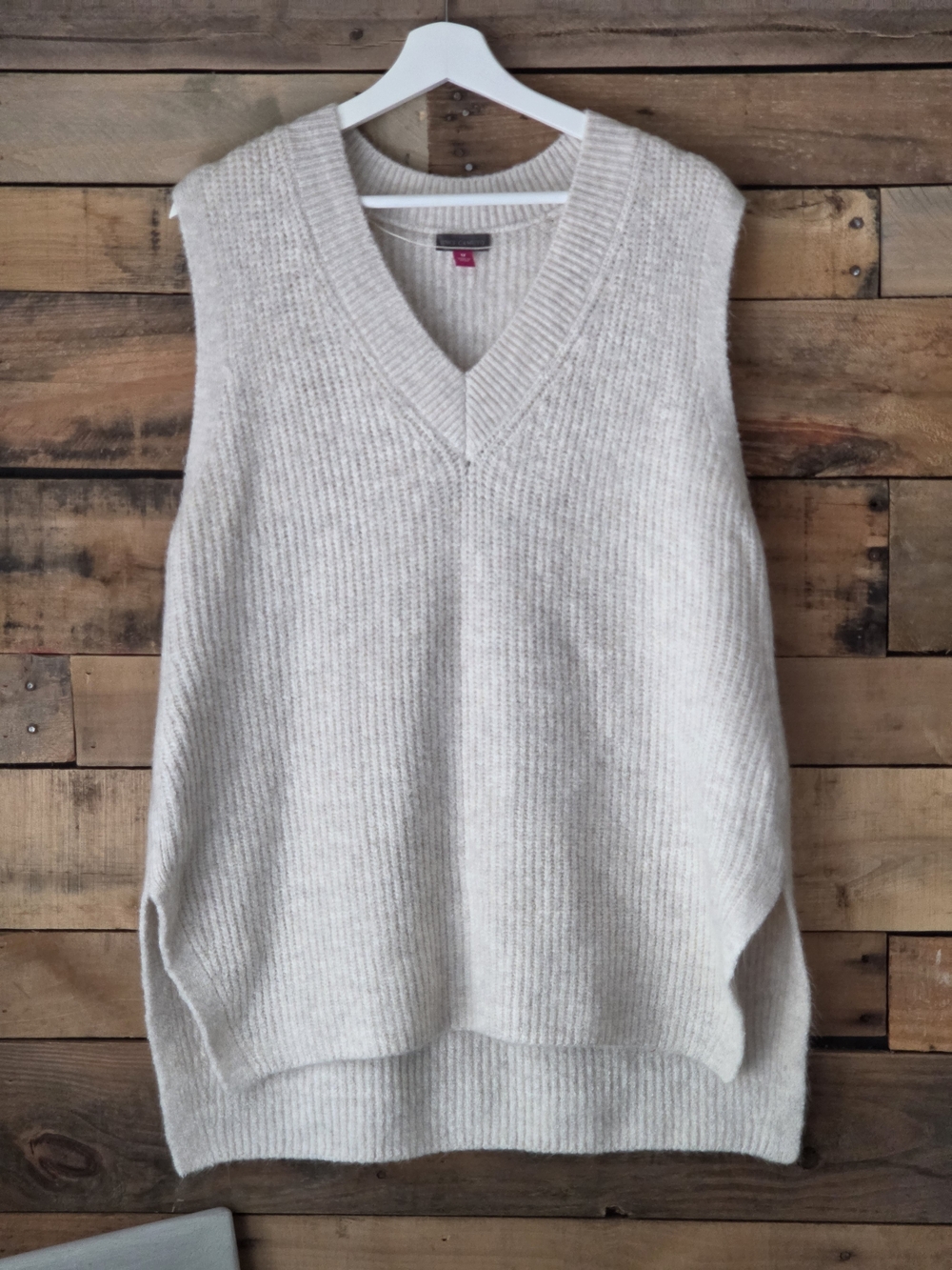 Vince Camuto Cream Ribbed V-Neck Sleeveless Sweater Vest